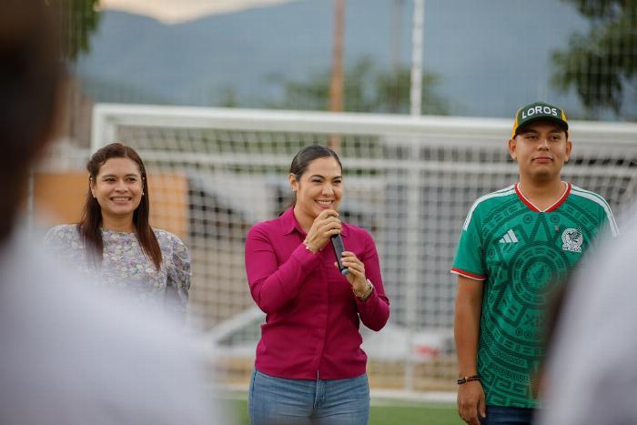 Gobernadora entrega nueva cancha de futbol 5 en Coquimatlán