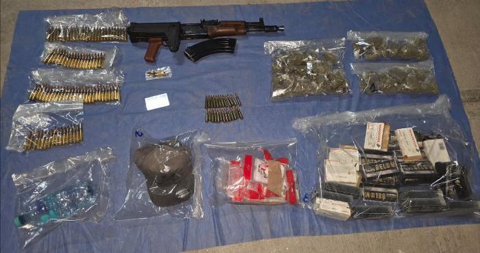 Aseguran armas, droga y una camioneta blindada tras cateo en la colonia Revolución de la ciudad de Colima