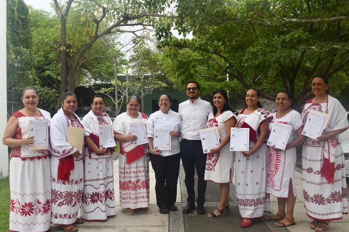 Entregan certificaciones a cocineras tradicionales de Colima