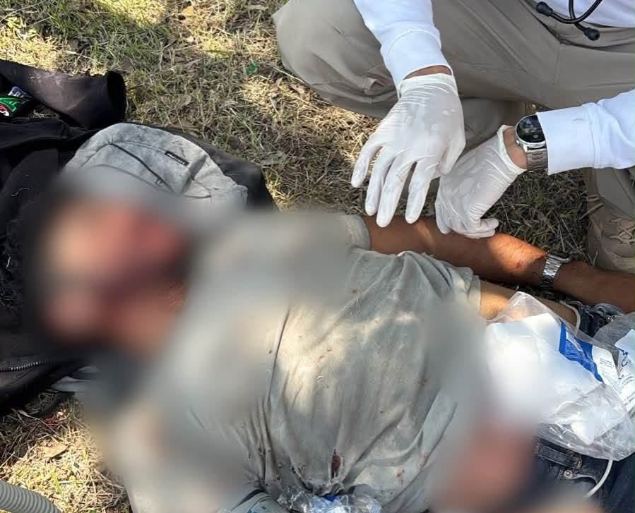 Rama en el suelo provoca accidente de un motociclista en Villa de Álvarez
