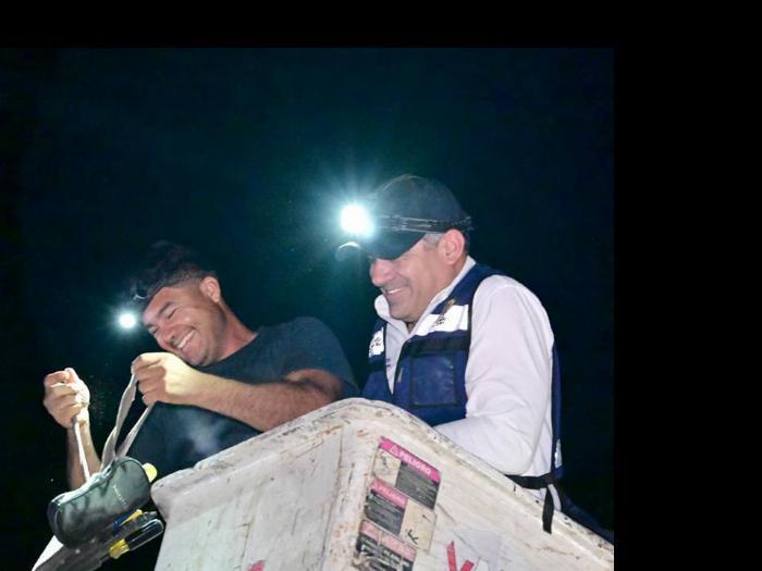 Mientras Riult sube a grúa para revisar el alumbrado público, las quejas por las deficiencias en este servició continúan 