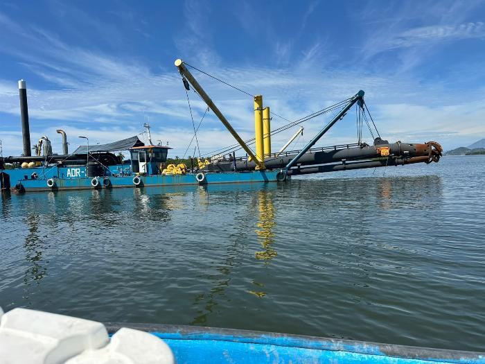 Denuncian maquinaria de dragado ilegal en laguna de Cuyutlán
