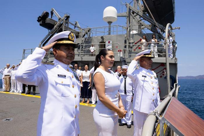 Indira Vizcaíno presidió la ceremonia del Día de la Marina en Manzanillo