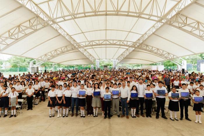 Casi 2,300 estudiantes de Tecomán reciben este lunes su computadora gratuita de ColiBecas