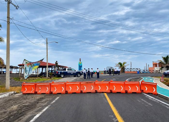 Cierran accesos a playas de Tecomán y en las de Manzanillo instalan banderas negras por Polo