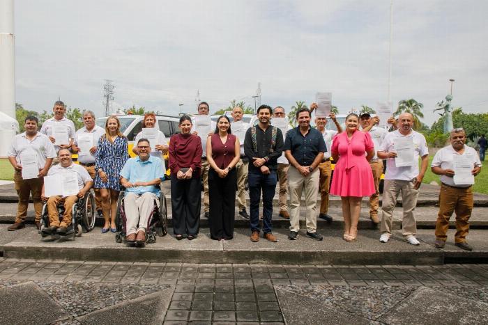 Presentan primeras unidades de taxis adaptados para personas con discapacidad