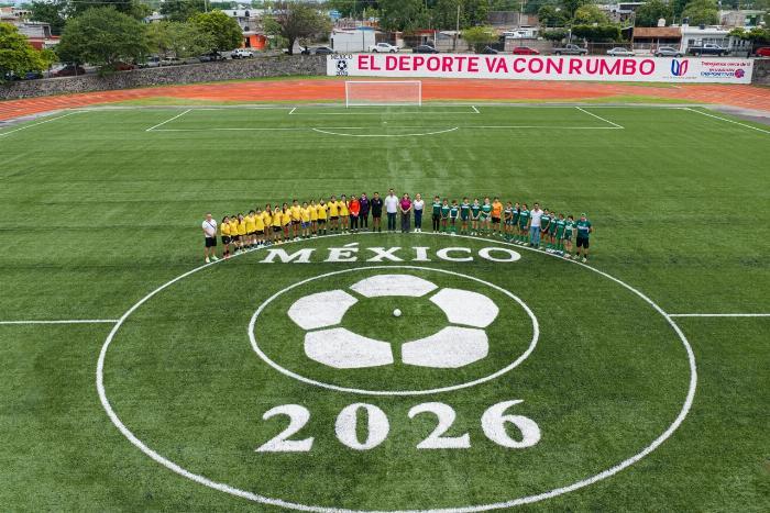 Gobernadora y Sedatu entregaron la cancha sintética de futbol en la Unidad de La Villa
