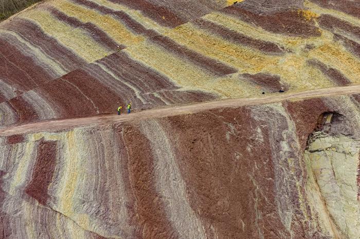 Ampliación de autopista a Manzanillo expone sedimentos multicolor en cerro