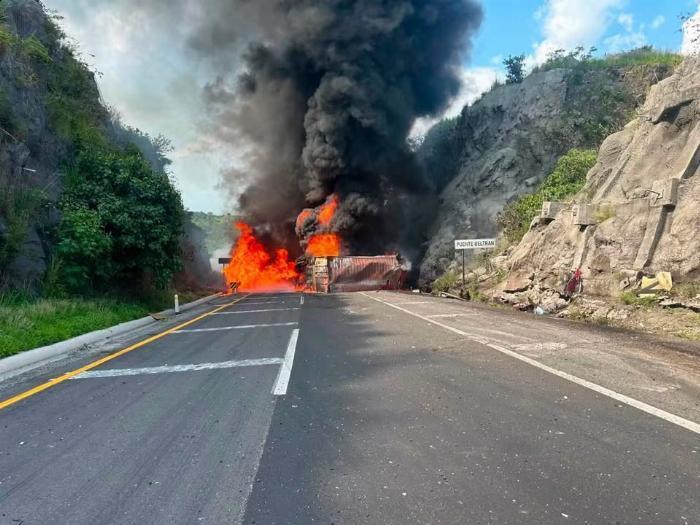 Chofer que provocó fuerte accidente en la carretera Colima-Guadalajara murió