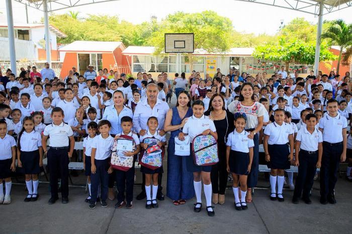 Inicia la entrega de ColiBecas Mochilas, Útiles y Uniformes a 381 estudiantes de Comala y Cuauhtémoc