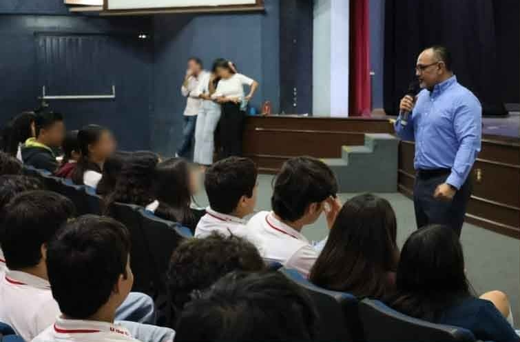 Fiscal imparte conferencia sobre prevención de extorsión a más de mil estudiantes de bachillerato