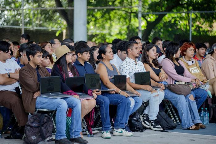 Entregan 464 ColiBecas Computadoras a estudiantes de secundaria y licenciatura en Comala