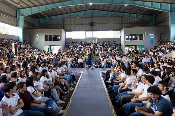 Indira: hoy nacer en Colima es garantía de tener acceso a la educación con ColiBecas y programas federales