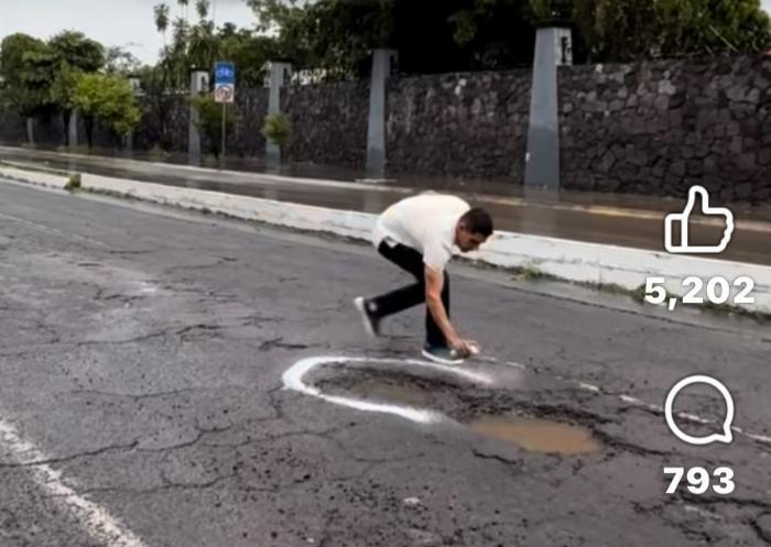  Salen a 'señalizar' los baches ante la falta de respuesta del Ayuntamiento de Colima (Video)